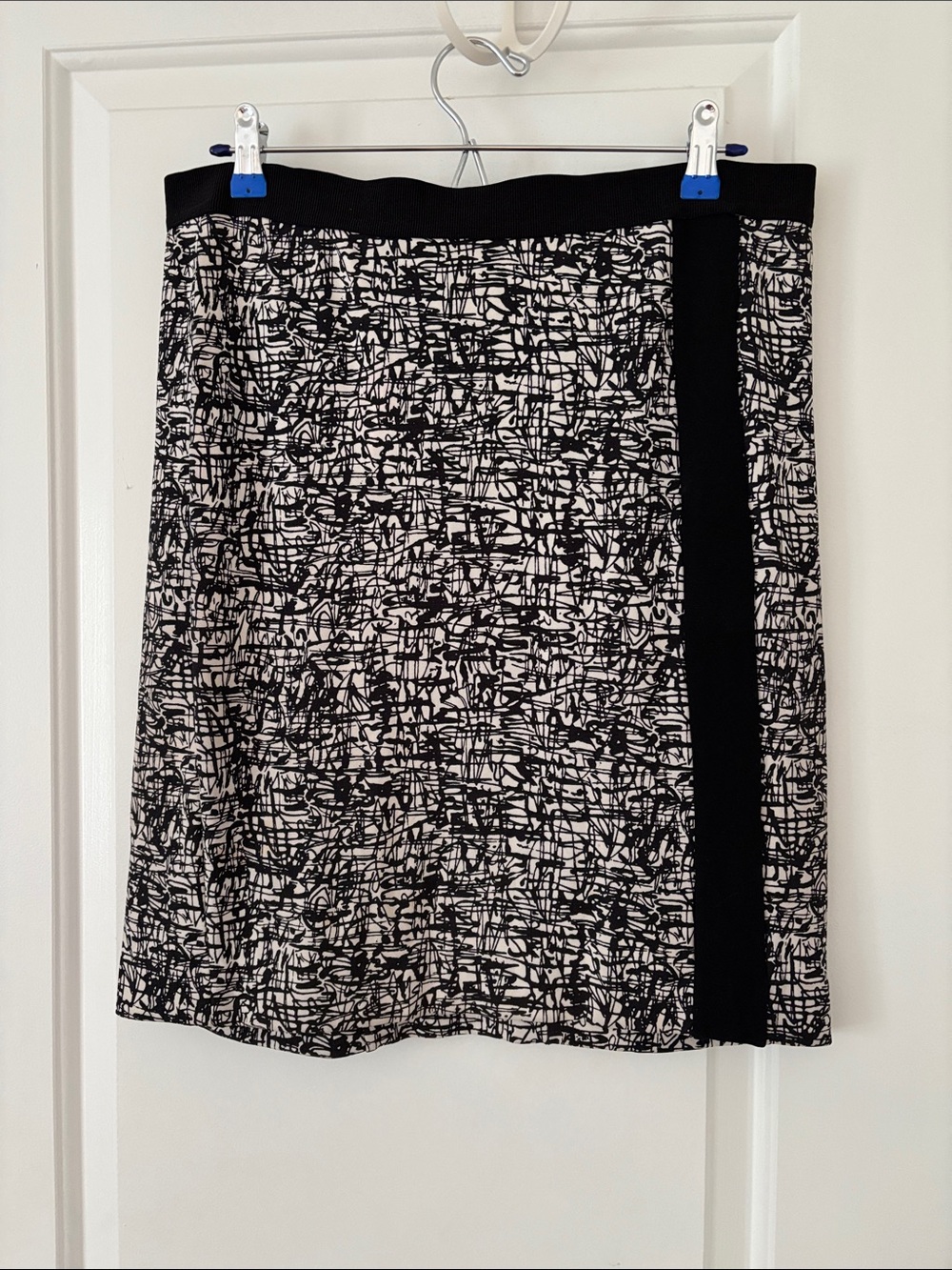 Ann Taylor Black & White Abstract A-Line Skirt